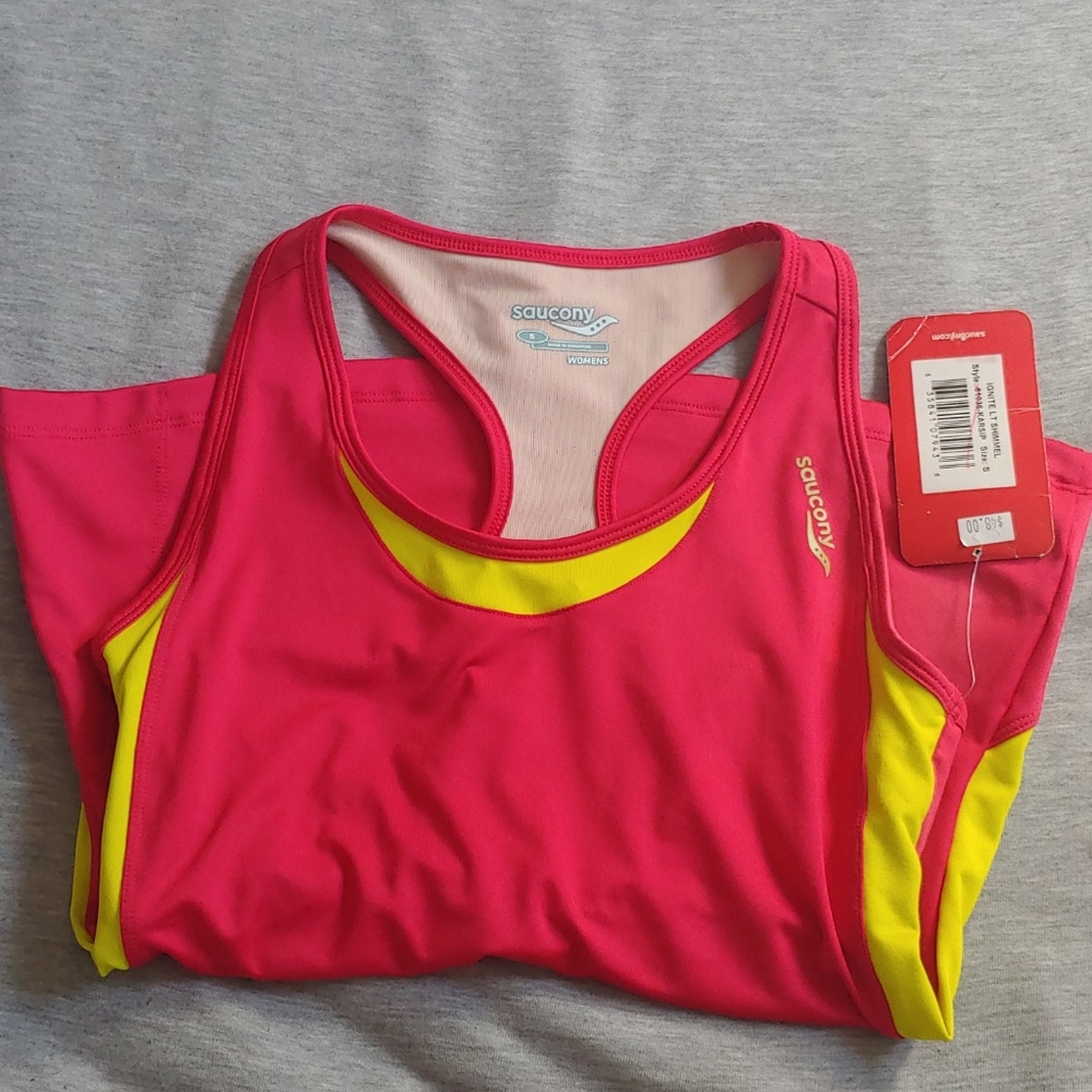 Sporty Saucony running top